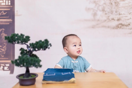 商水怀孕肚子中间凹两边凸